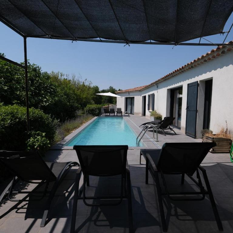 charming family house with pool located at L'isle sur la sorgue - sleeps 8 - Four-Bedroom Vacation Home - 7