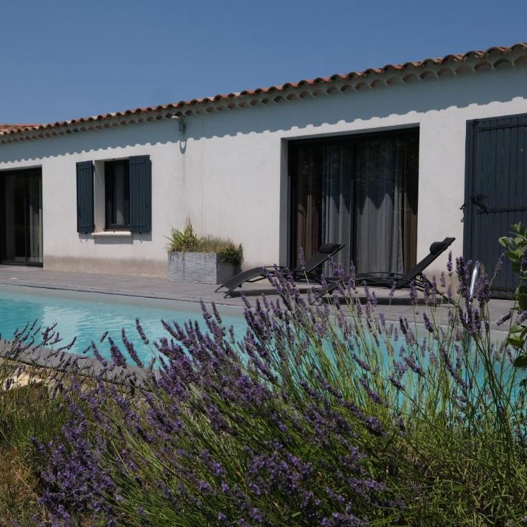 charming family house with pool located at L'isle sur la sorgue - sleeps 8 - Four-Bedroom Vacation Home - 6
