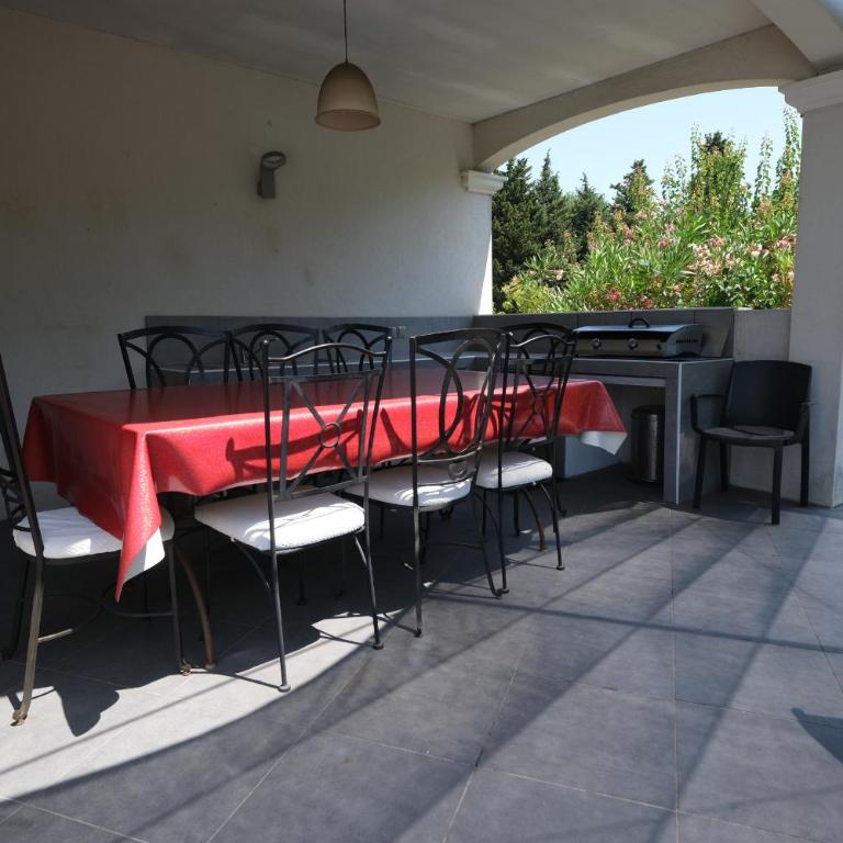 charming family house with pool located at L'isle sur la sorgue - sleeps 8 - Four-Bedroom Vacation Home - 9