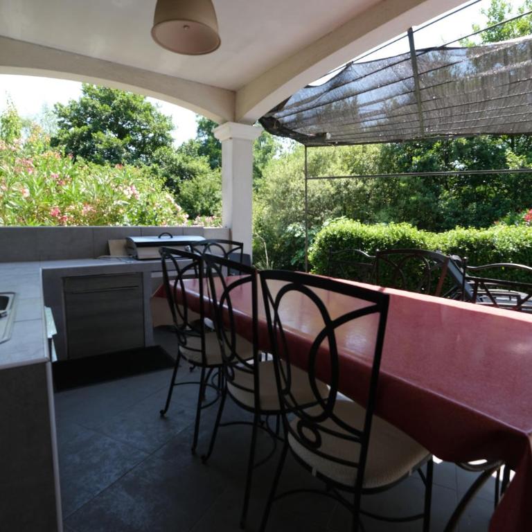 charming family house with pool located at L'isle sur la sorgue - sleeps 8 - Four-Bedroom Vacation Home - 10