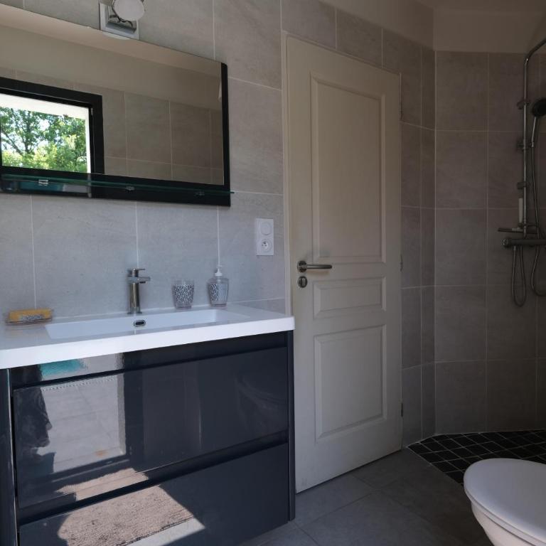 charming family house with pool located at L'isle sur la sorgue - sleeps 8 - Four-Bedroom Vacation Home - 24