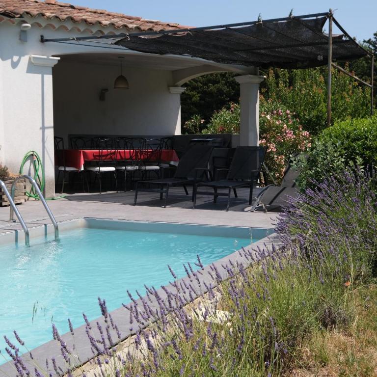 charming family house with pool located at L'isle sur la sorgue - sleeps 8 - Four-Bedroom Vacation Home - 1