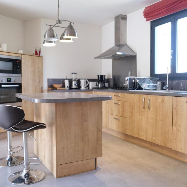 charming family house with pool located at L'isle sur la sorgue - sleeps 8 - Four-Bedroom Vacation Home - 13