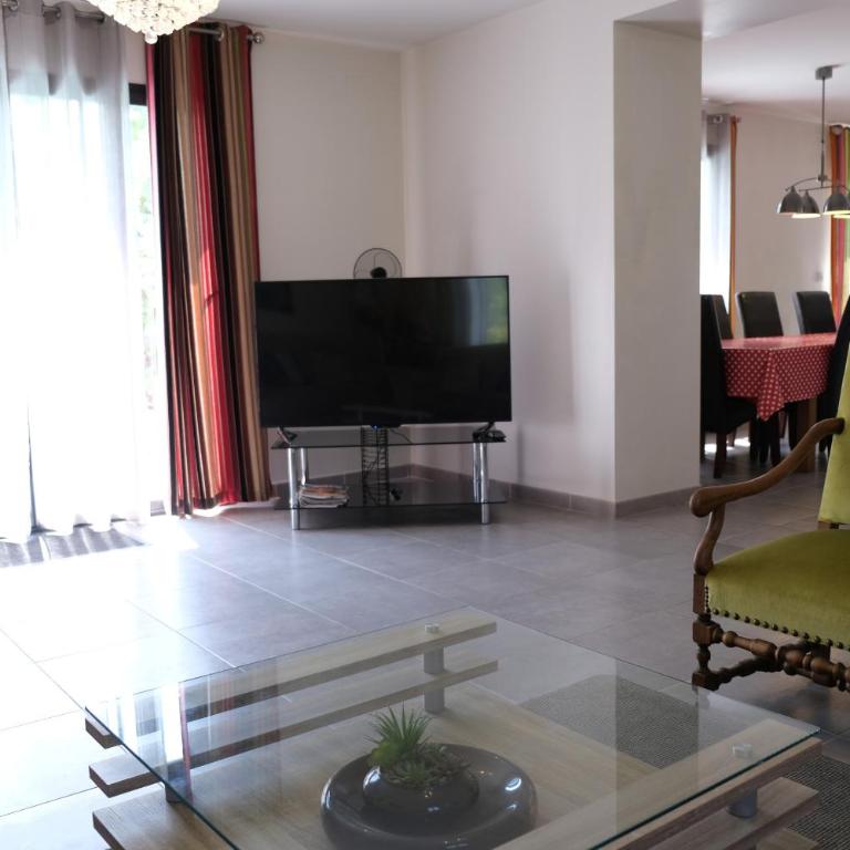 charming family house with pool located at L'isle sur la sorgue - sleeps 8 - Four-Bedroom Vacation Home - 15