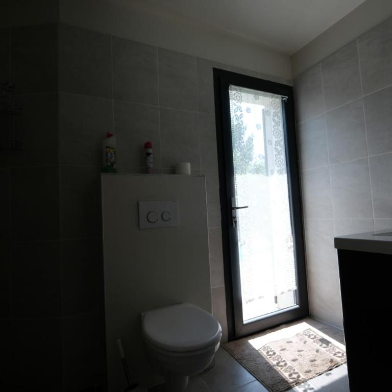 charming family house with pool located at L'isle sur la sorgue - sleeps 8 - Four-Bedroom Vacation Home - 25