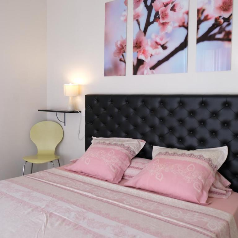 charming family house with pool located at L'isle sur la sorgue - sleeps 8 - Four-Bedroom Vacation Home - 27