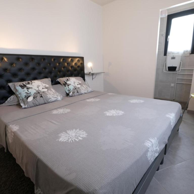 charming family house with pool located at L'isle sur la sorgue - sleeps 8 - Four-Bedroom Vacation Home - 30
