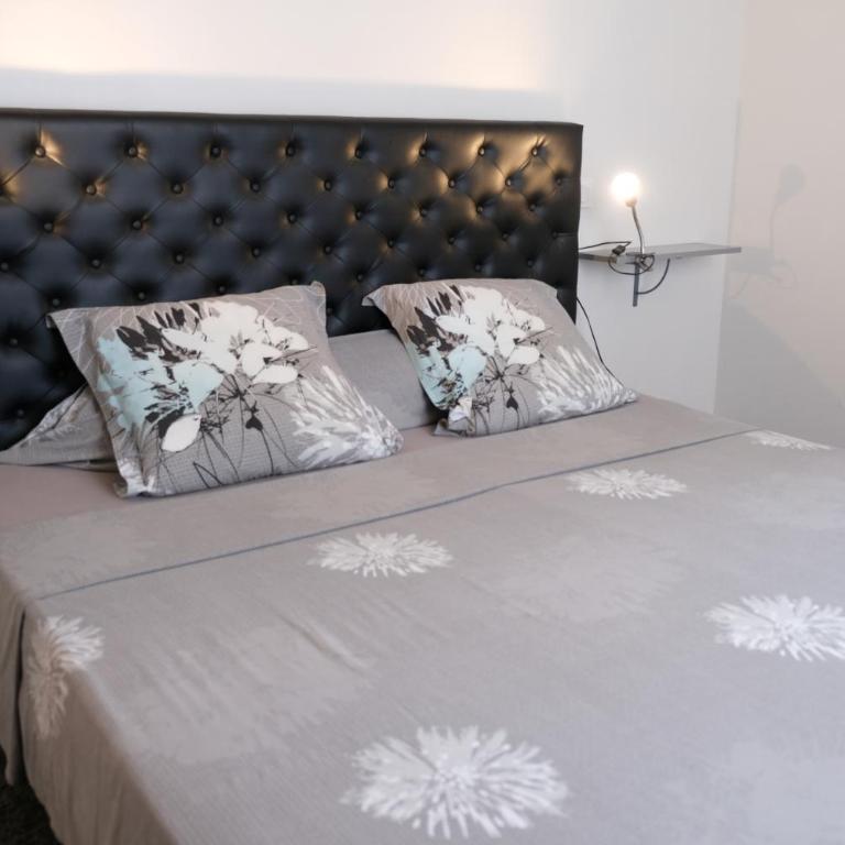 charming family house with pool located at L'isle sur la sorgue - sleeps 8 - Four-Bedroom Vacation Home - 33