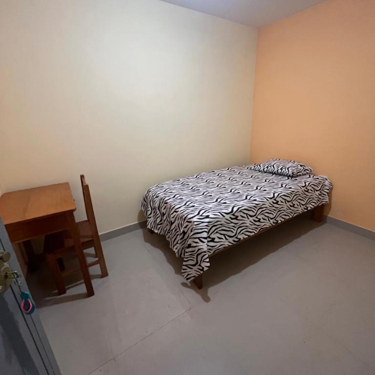 Zzi - Single Room with Shared Bathroom - 1