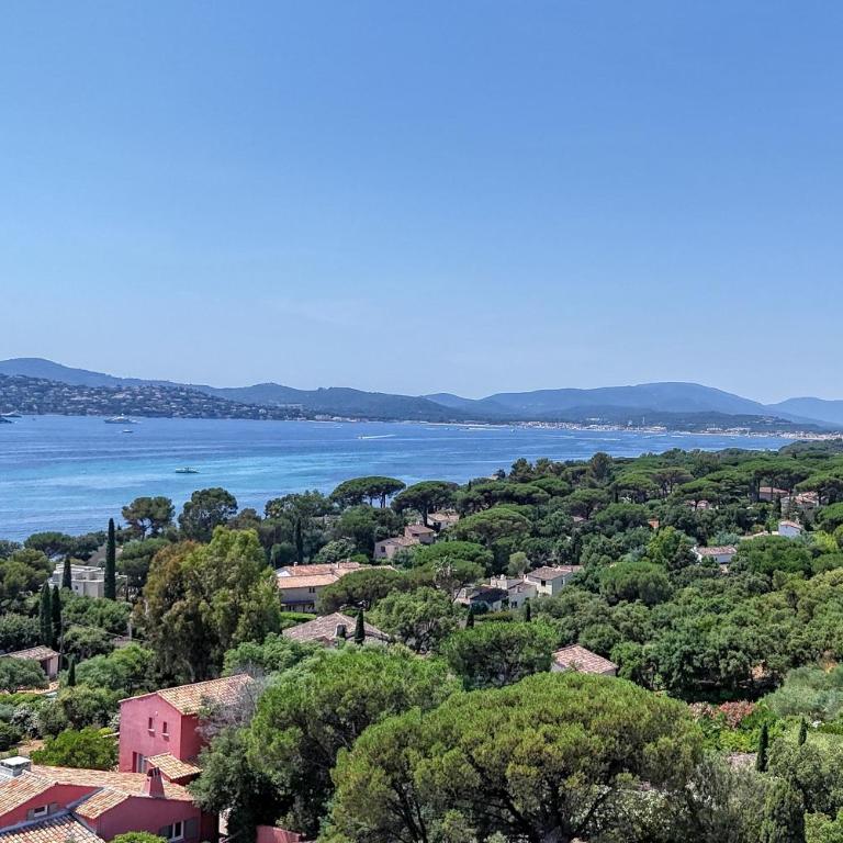 "La Chantyviere" Villa vue Exceptionnelle 180 degrés sur Golf Tropez, accès plage privée - Villa con piscina privada - 94