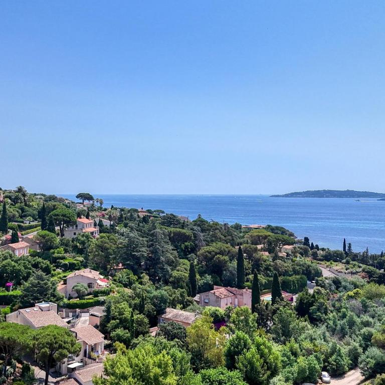 "La Chantyviere" Villa vue Exceptionnelle 180 degrés sur Golf Tropez, accès plage privée - Villa con piscina privada - 7