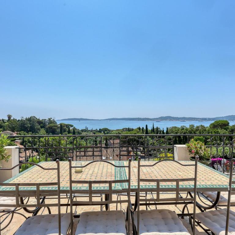 "La Chantyviere" Villa vue Exceptionnelle 180 degrés sur Golf Tropez, accès plage privée - Villa con piscina privada - 69