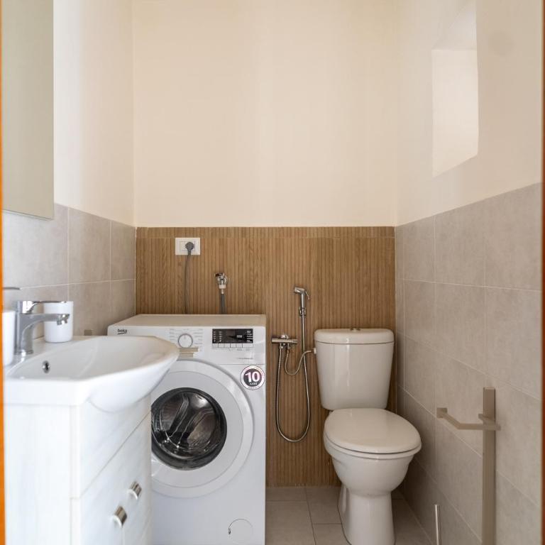 Casa Mienzo - Appartamento con 2 Camere da Letto e Balcone - 10