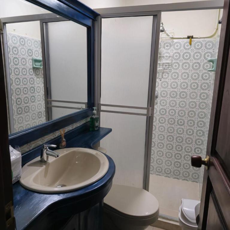 HOSTAL LA CASA DE LOS SUEÑOS - Habitación Familiar con baño - 3