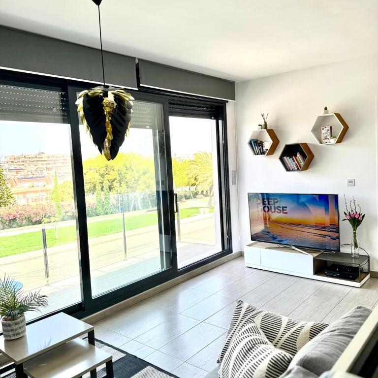 Fun Holiday Apartment Punta Prima - Three-Bedroom Apartment - 5