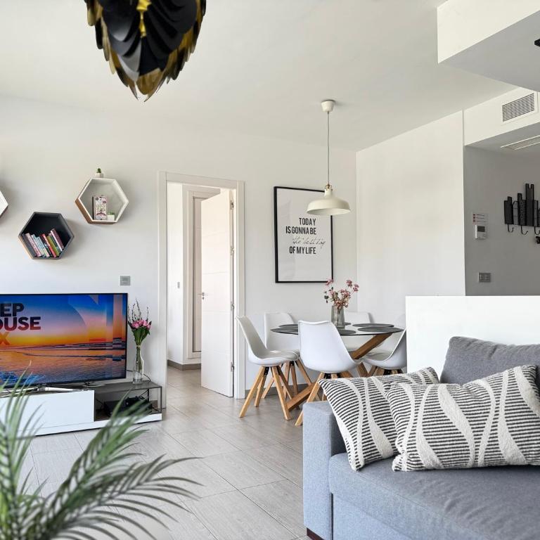 Fun Holiday Apartment Punta Prima - Three-Bedroom Apartment - 2
