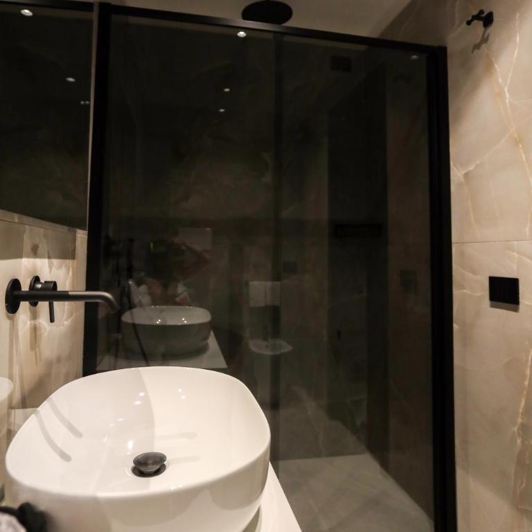 LUNA Gallery Suites - Superior Double Room - 3