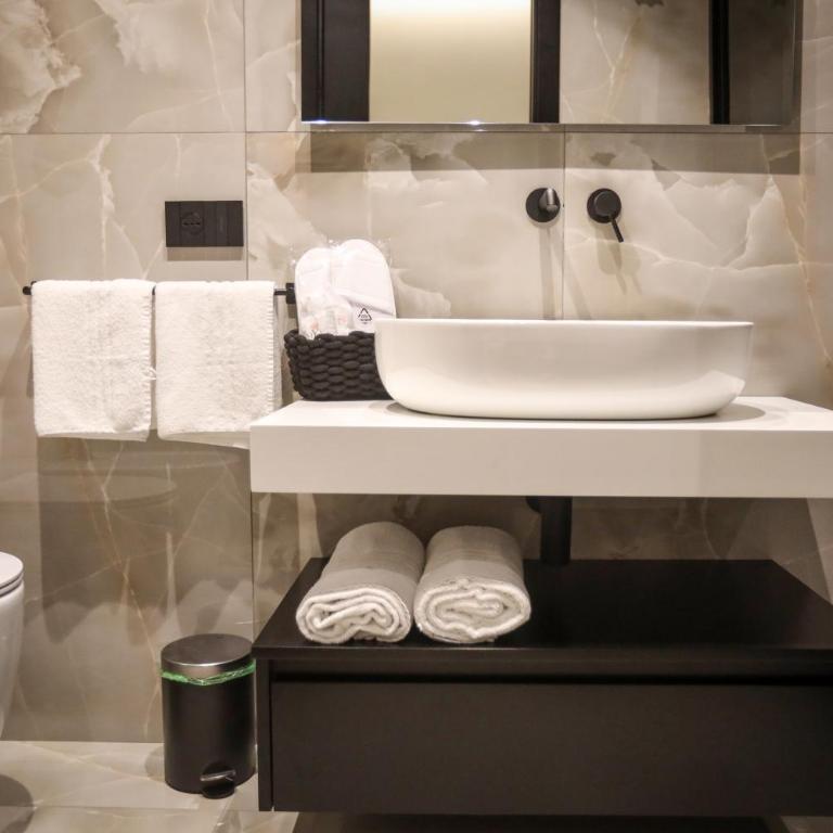 LUNA Gallery Suites - Superior Double Room - 2