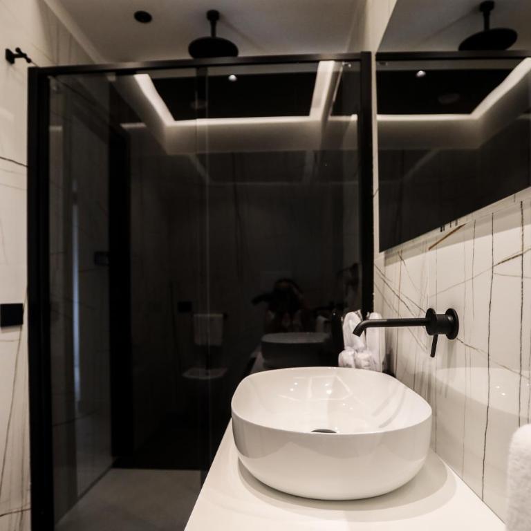 LUNA Gallery Suites - Superior Family Room - 11