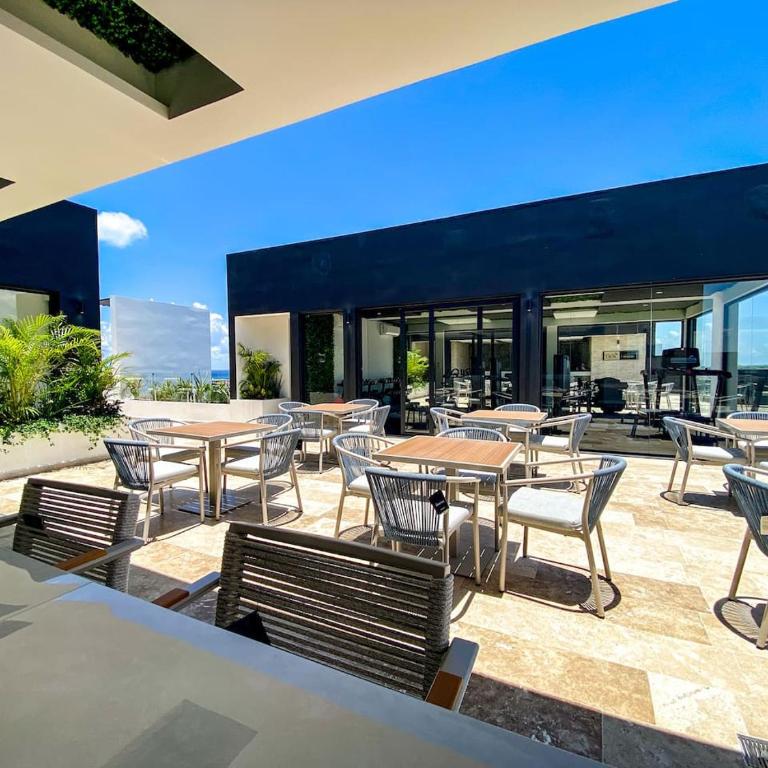 Downtown Playa Studio with Rooftop Pool Steps to Everything - Apartamento - 16