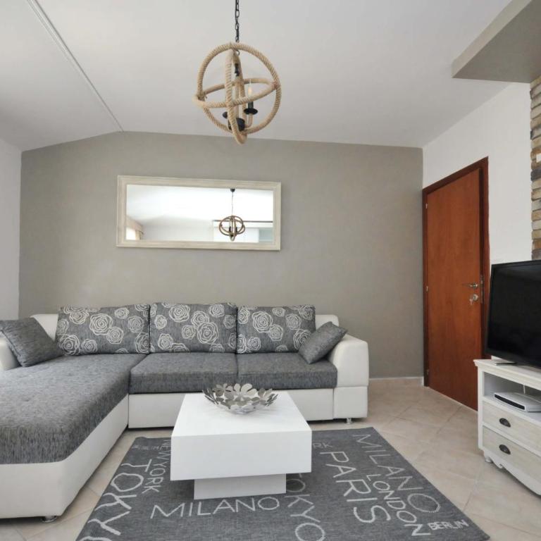Seaside Apartments Petrovac - One-Bedroom Apartment with Sea View - 3