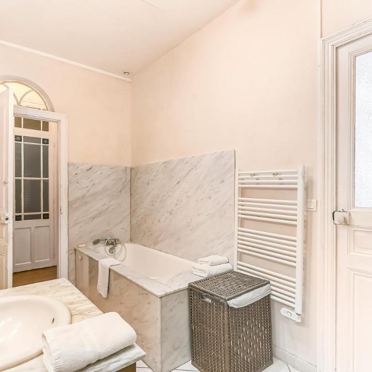 Les Bellevue Cité "3 Apartments, 1 with Garden & Private Parking, Aircon, WiFi, Free Public Car Park, 1 km from Cité" - Apartment mit 3 Schlafzimmern mit Parkblick - 20