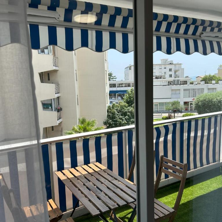 Riviera Retreat - Steps to Beach & Shops, Balcony & AC - Appartement 1 Chambre - 4
