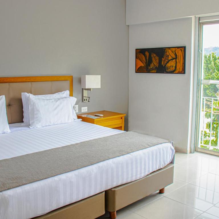 Hotel Estelar Altamira - Habitación Deluxe con cama extragrande - 4