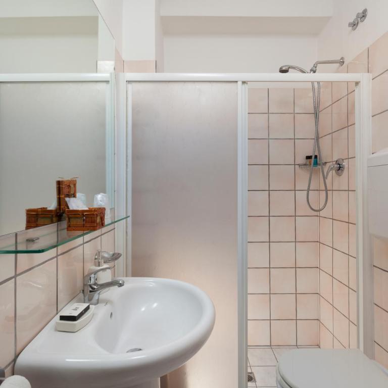 Hotel Corona - Standard Doppel- oder Zweibettzimmer - 10