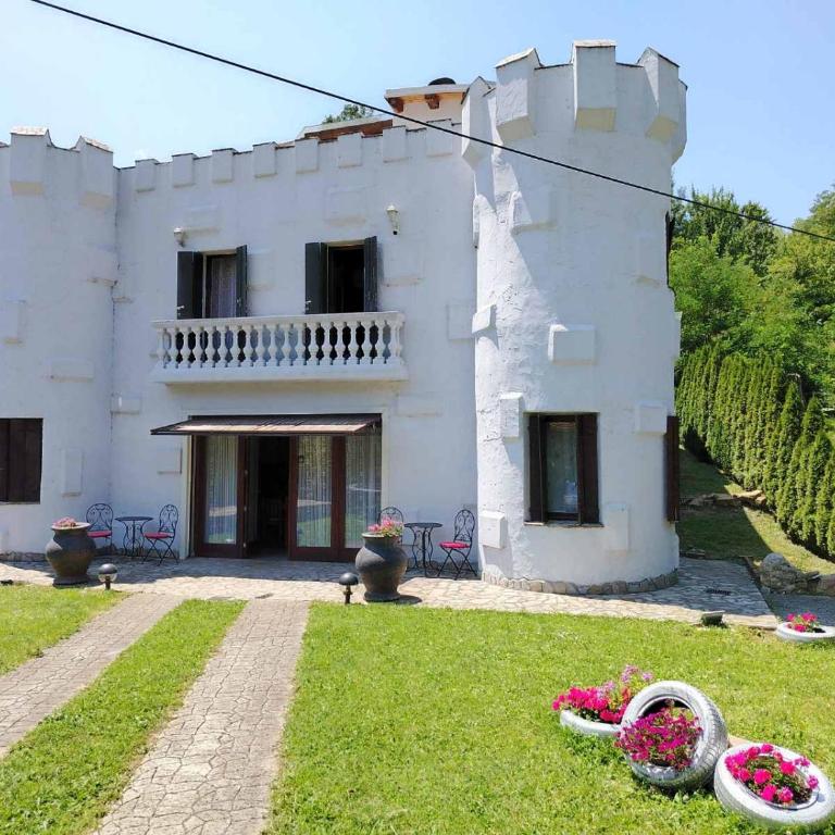 Dvorac Castelo DB 2022 - Trokrevetna Soba - 1