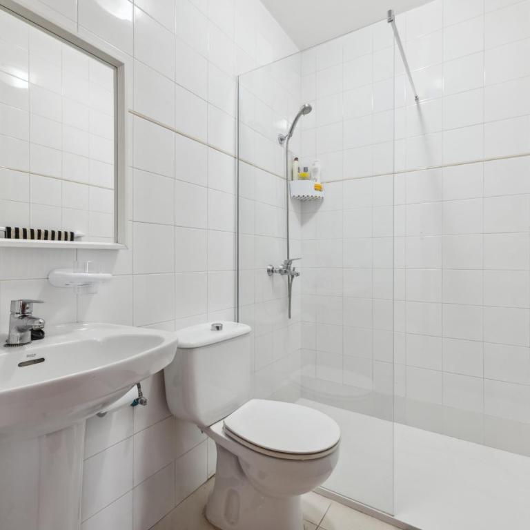 Habitación cerca del aeropuerto y playa en una casa familiar - Habitación Doble con baño privado - 4