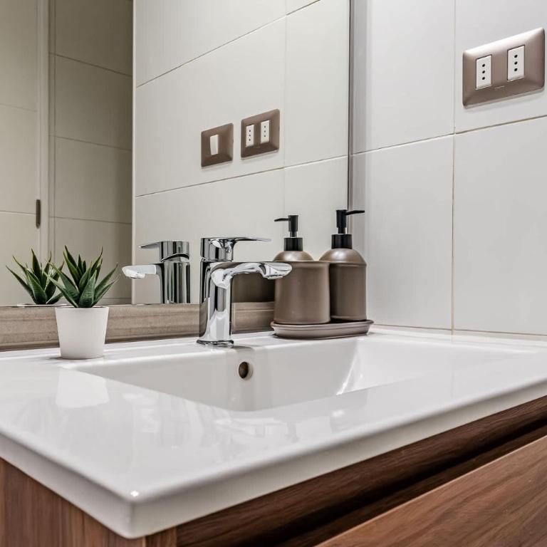 Modern & Fully Equipped Apt Next to Metro - Apartment - 10