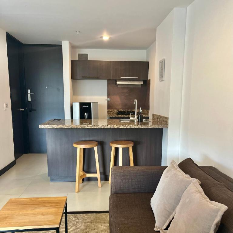 Hotel Rioverde cerca al aeropuerto - Habitación con cama extragrande. - 9