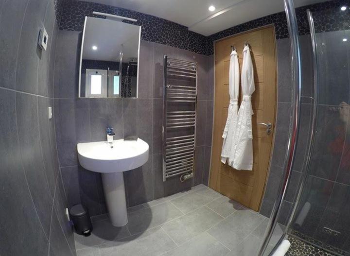 Les Hortensias - Chambre Double ou Lits Jumeaux avec Salle de Bains Privative - 3