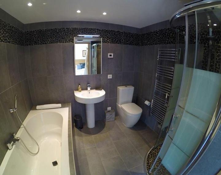 Les Hortensias - Chambre Double ou Lits Jumeaux avec Salle de Bains Privative - 4