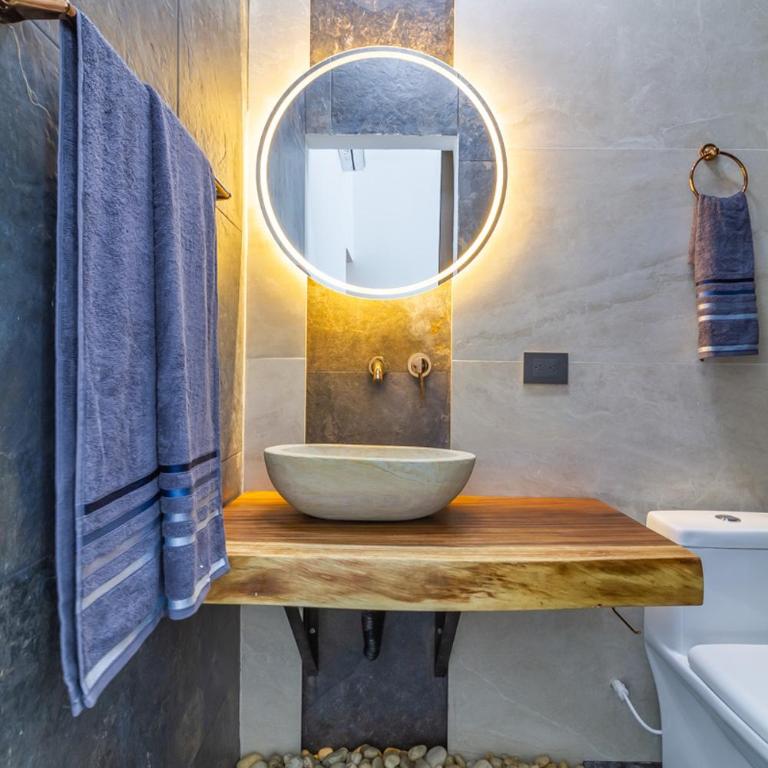 6 bedroom with Jacuzzi 1 block from LLeras P10 - Five-Bedroom Apartment - 23