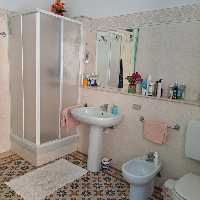 Camera Privata Vicino al Teatro Ariston - Camera Matrimoniale Standard con Bagno in Comune - 2