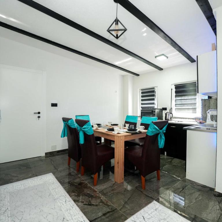 Apartmani M&DŽ Bihać - Three-Bedroom Deluxe Apartment - 24