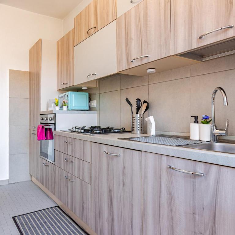 lnd 15- Attico 2 camere balcone parcheggi gratis ascensore - Appartamento con 1 Camera da Letto - 12
