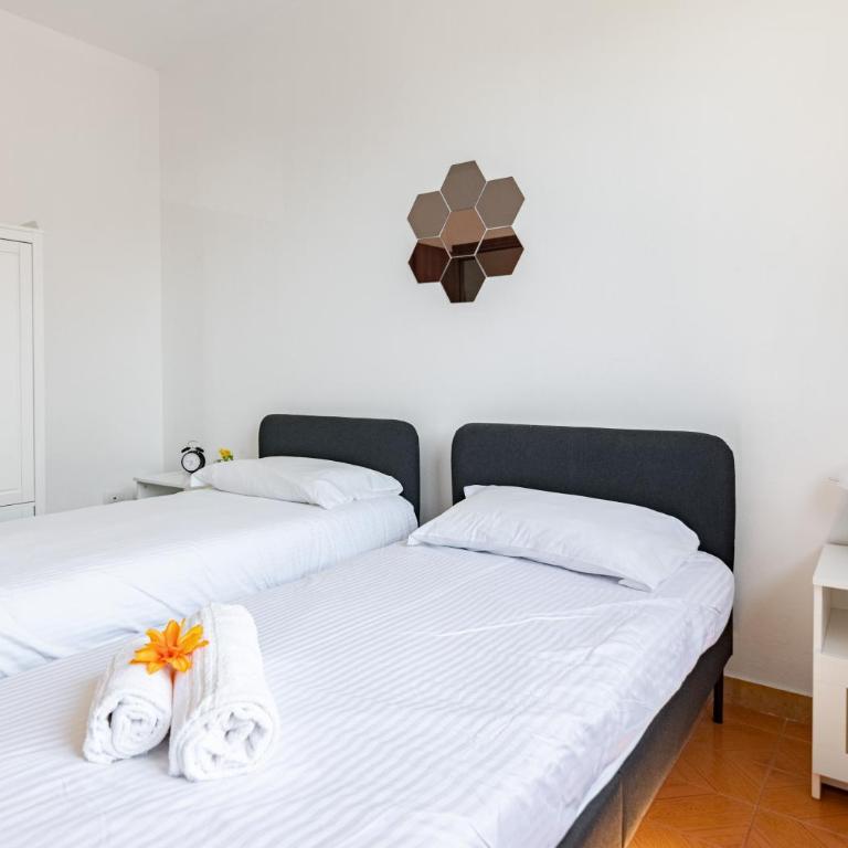 lnd 15- Attico 2 camere balcone parcheggi gratis ascensore - Appartamento con 1 Camera da Letto - 5