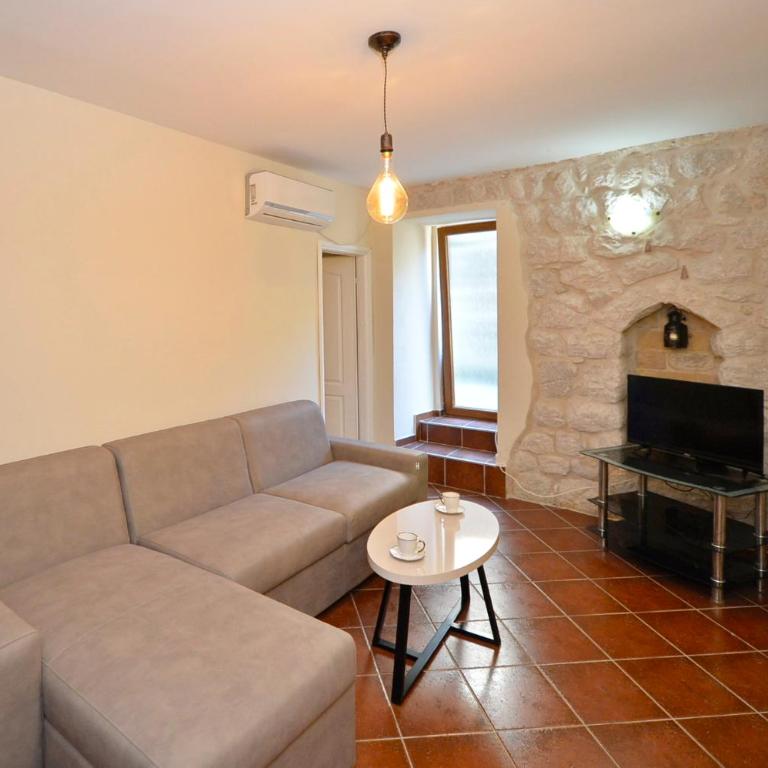 Kuzman Apartments - One-Bedroom Standard Apartment - 2