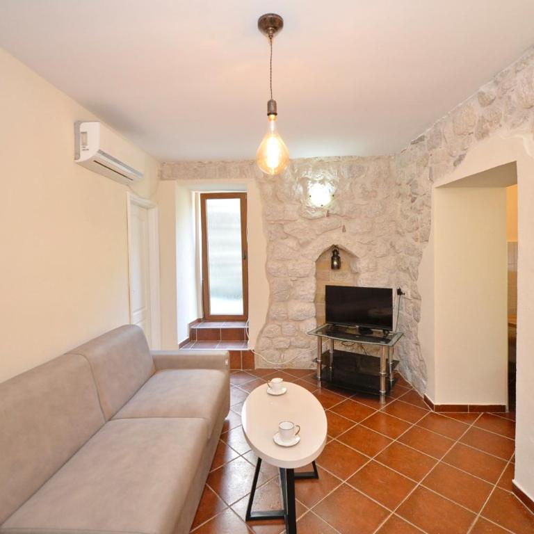 Kuzman Apartments - One-Bedroom Standard Apartment - 7