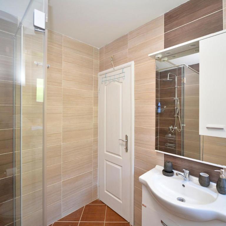 Kuzman Apartments - One-Bedroom Standard Apartment - 31