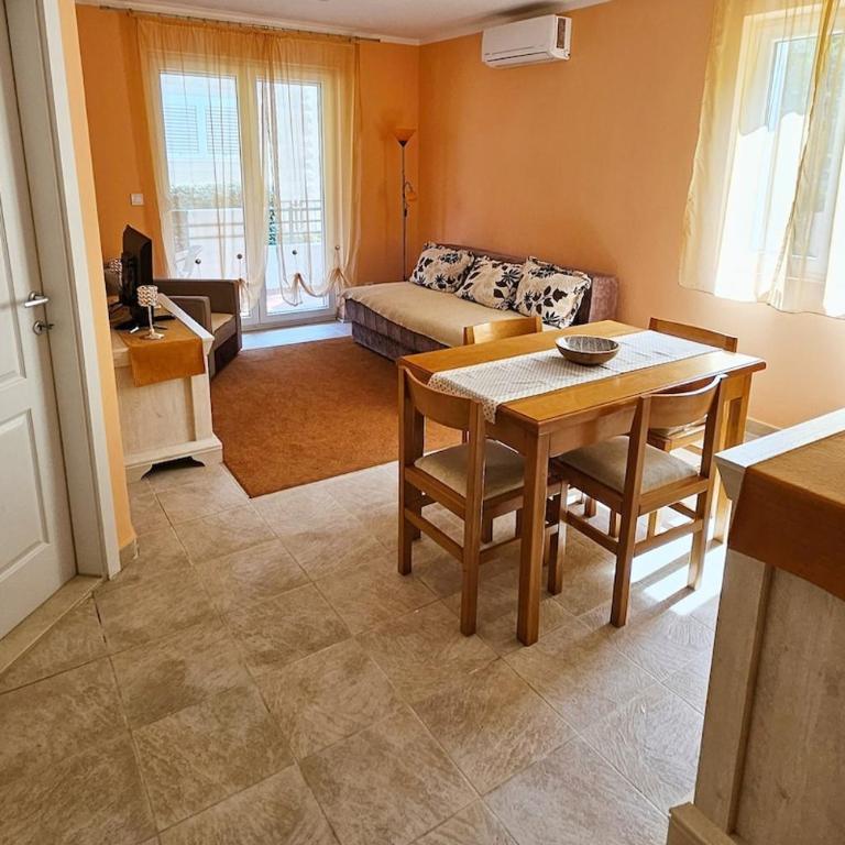Apartment Loâso Comfy Two BDR Sixty meters to the sea - Two-Bedroom Apartment with Garden View - 1