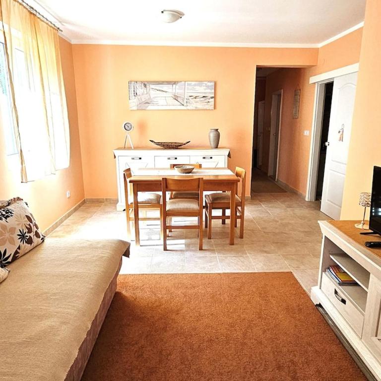 Apartment Loâso Comfy Two BDR Sixty meters to the sea - Two-Bedroom Apartment with Garden View - 15