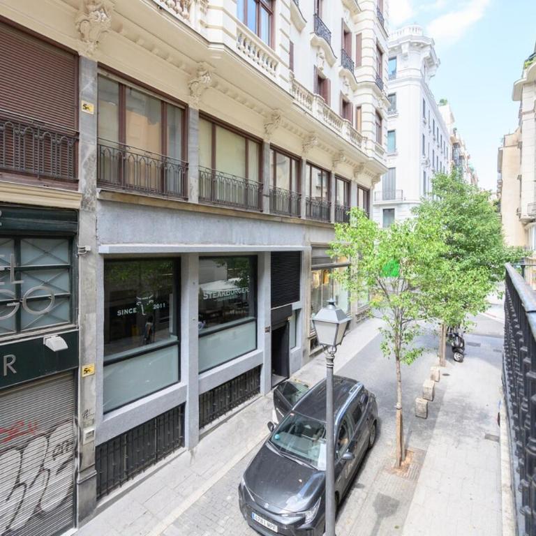 Luxury apartment in the center of Madrid REI251 - One-Bedroom Apartment - 32