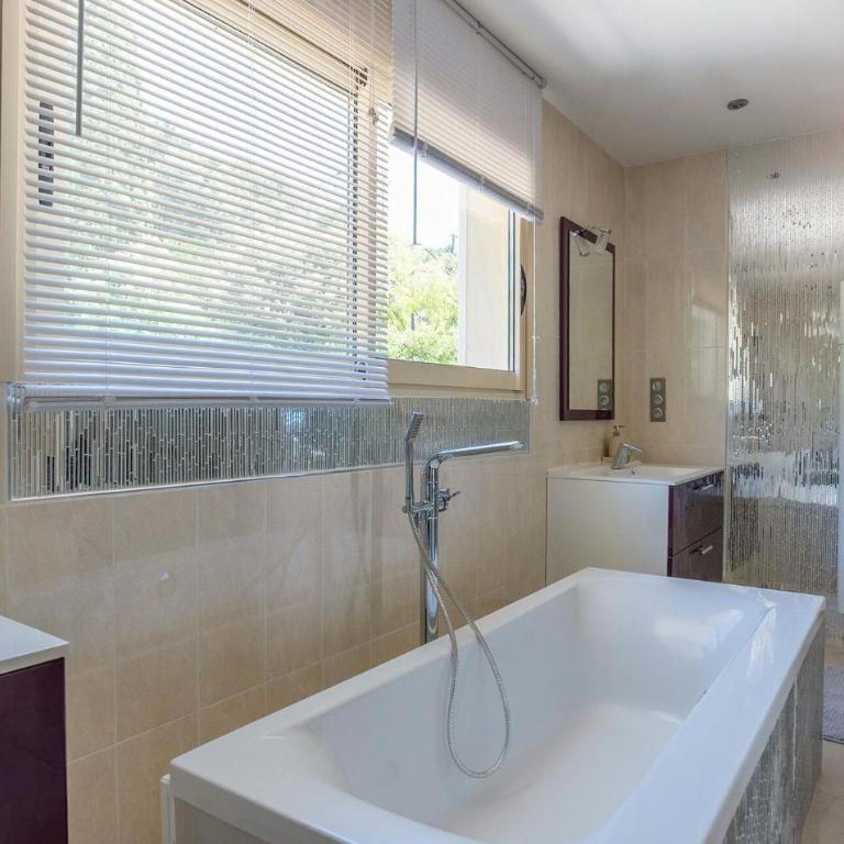 Beautiful Home In Les Issambres - Maison de Vacances 5 Chambres - 12
