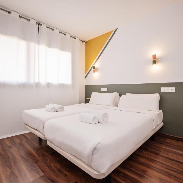 Sweett - Casa Bailen - Three-Bedroom Apartment - 4