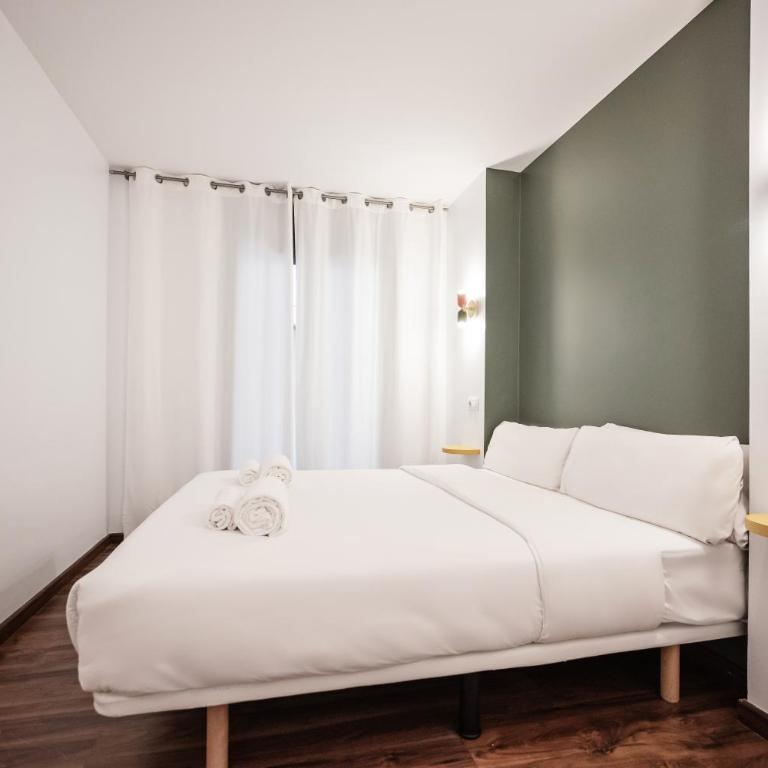 Sweett - Casa Bailen - Three-Bedroom Apartment - 12