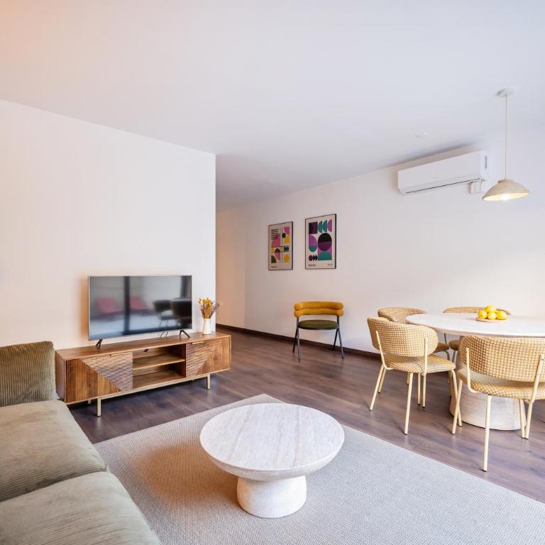 Sweett - Casa Bailen - Three-Bedroom Apartment - 5